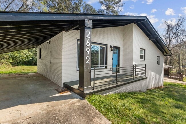 Building Photo - 2692 Rockcliff Rd SE