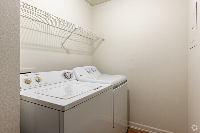 1BR, 1BA - 900SF - Breakers Premium - In-Unit Laundry