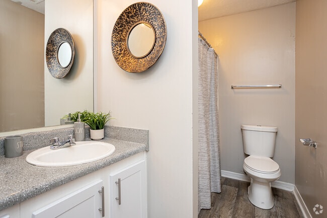 2BR, 2BA - 1,089SF