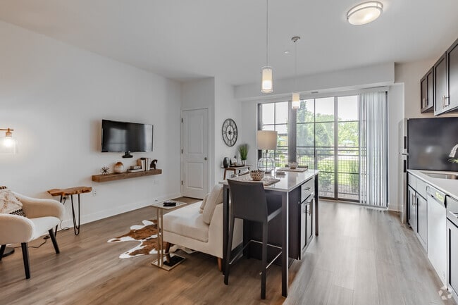 Studio - 577SF - Dining/Living