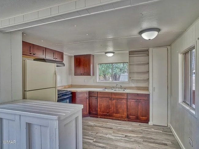 Photo - 2580 Poplar Dr