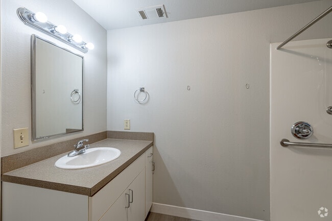 1BR, 1BA - 498SF - Bathroom - Eastside Lofts Apartments Phase II