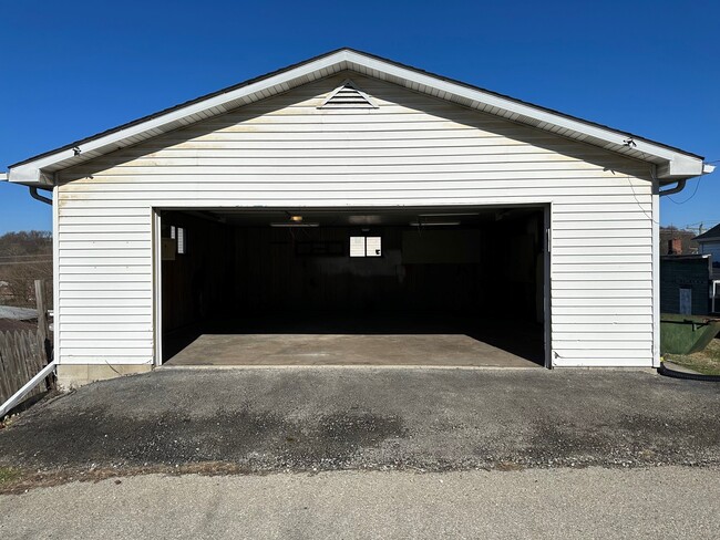 Building Photo - 612 N 3rd St Unit Garage Rental