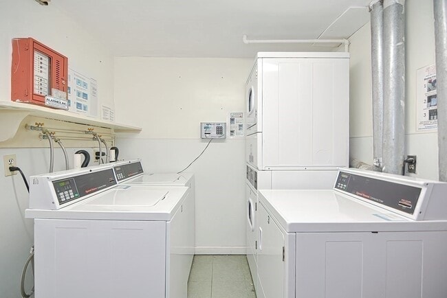 Building Photo - 140 Kenrick St Unit 21