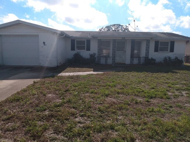 Building Photo - 2 Bed/2 Bath 1200 Sq. Ft. home with BONUS ROOM, indoor laundry & a fenced yard!!