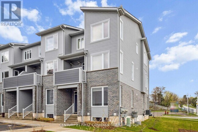Photo - 990 Deveron Crescent