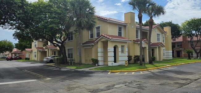 Building Photo - 2505 Belmont Ln