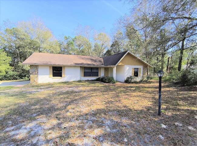 Building Photo - 2 Bedroom, 2 Bath , 2 Car Garage in Dunnellon, Florida