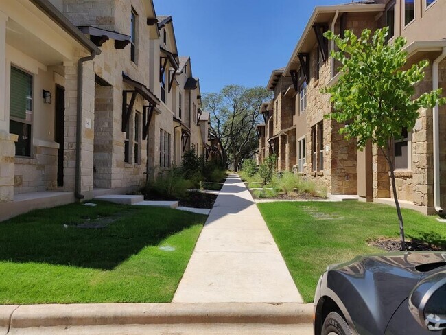 Building Photo - 13800 Lyndhurst St Unit 345 Rental