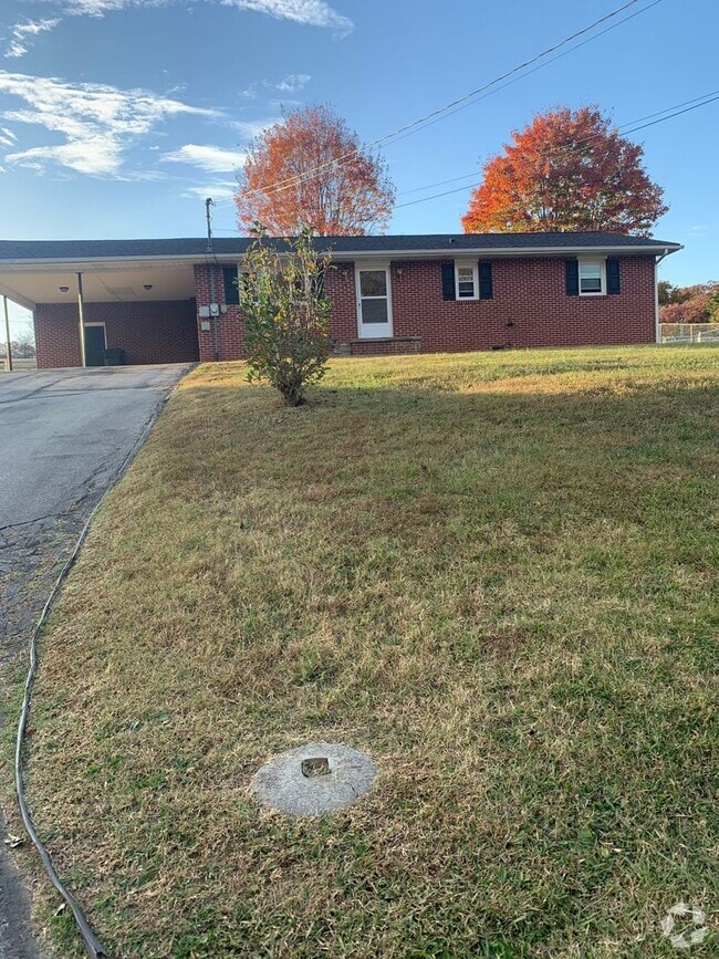 Building Photo - 3 Bedroom / 1.5 Bath One level Home  Gray ...