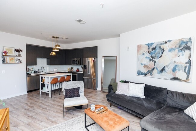 Photo - Spacious PENTHOUSE unit has it all! Light filled 1BR/1BA + DEN condo Unidad #1006