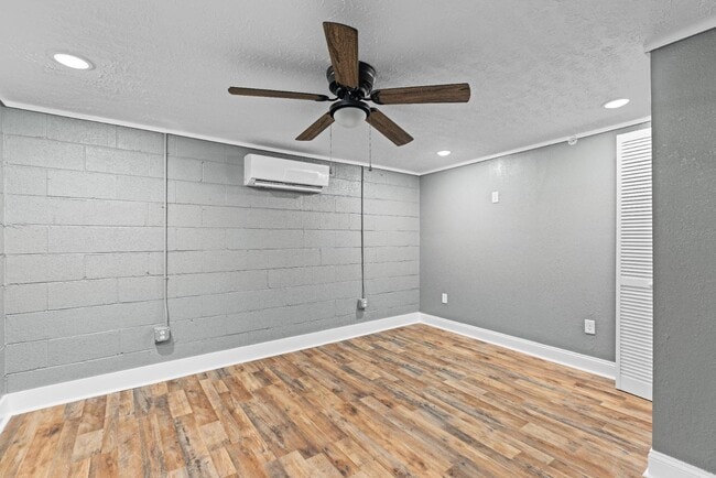 Photo - 227 E Broadway St