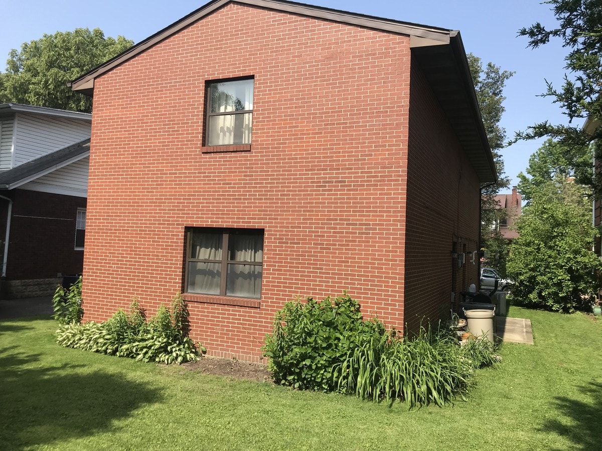 2-Bedroom/1-bathroom/eat in kitchen/laundry room/new carpet and flooring/New kit - 122 Lexington Ave Unit B
