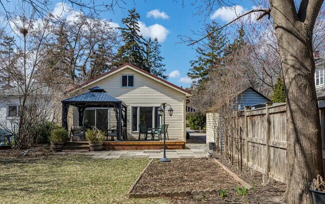 Photo - 2052 Caroline St