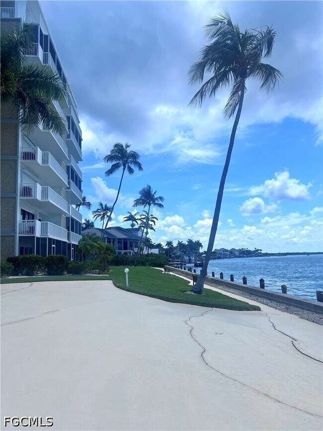 60 W Pelican St Unit 202