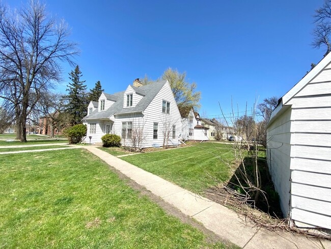 Photo - Stunning Historic 4 Bed Home Near NDSU