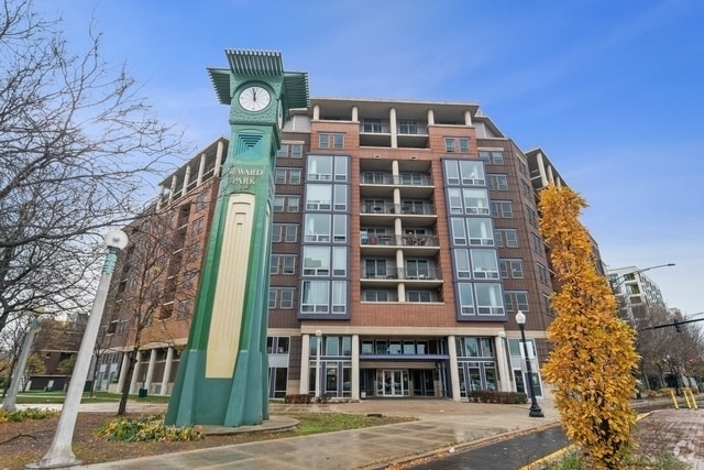 Building Photo - 437 W Division St Unit 912 Rental