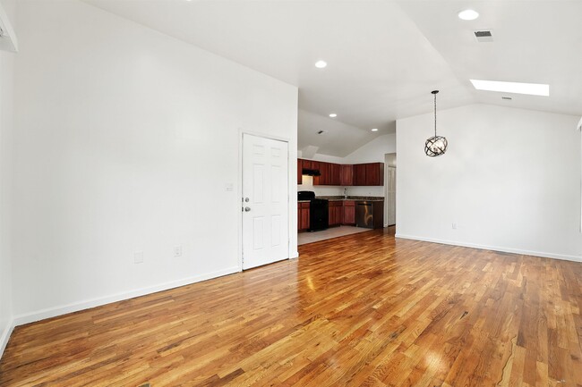 Photo - 139 Bayview Ave Unit 2