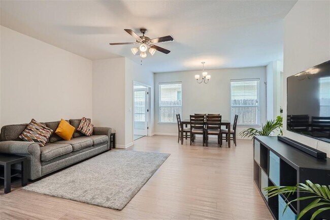 Photo - 821 Durness Dr