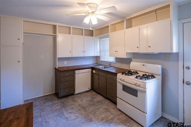 Photo - Sweet Cottage on Camellia!