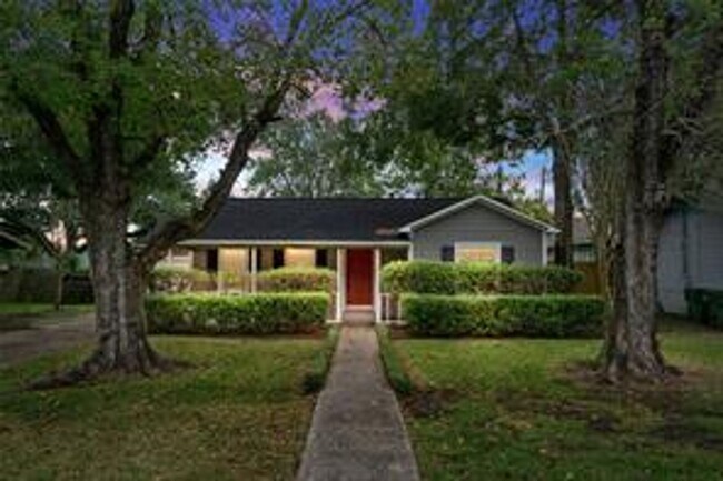 Building Photo - 1110 Woods Dr