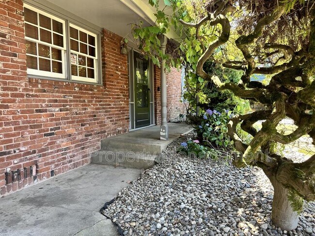 Photo - 1458 Greenwood Dr NE