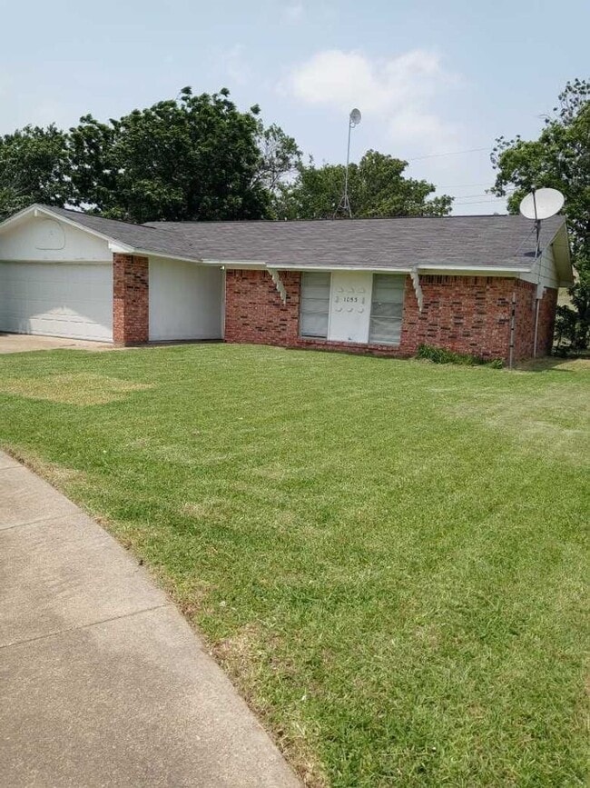 Building Photo - 1053 Western Hills Dr Rental