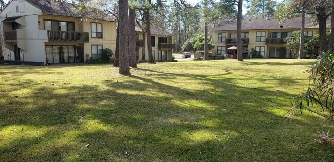 Building Photo - 15919 Golf Club Dr Unit 108