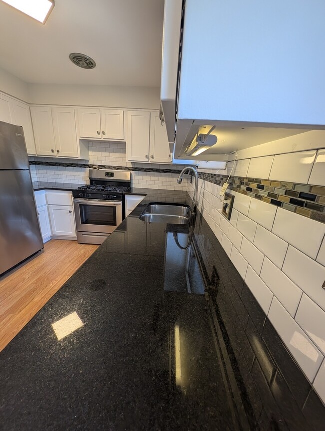 Photo - 3131 Lake Ave