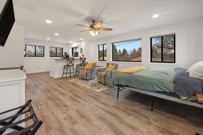 Building Photo - 420 N 6th Ave