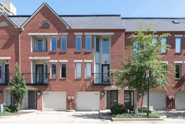 Building Photo - Spacious Updated 2 Bedroom Townhome in Bea...