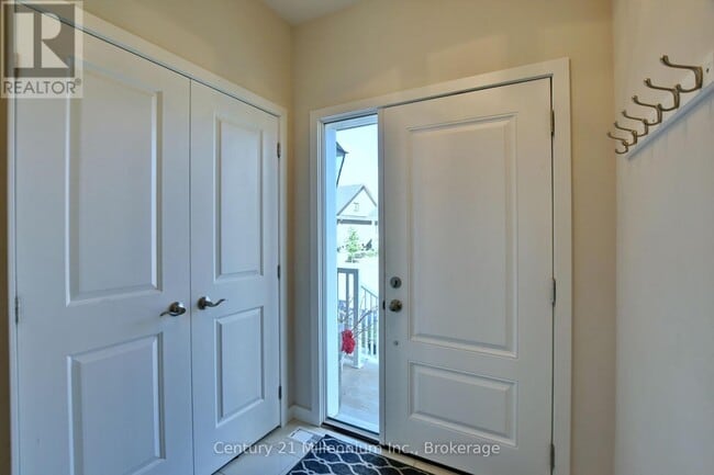 Photo - 349 Yellow Birch Cres