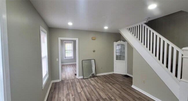 Photo - 470 W 1st St