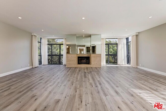 Building Photo - 323 N Palm Dr Unit 3