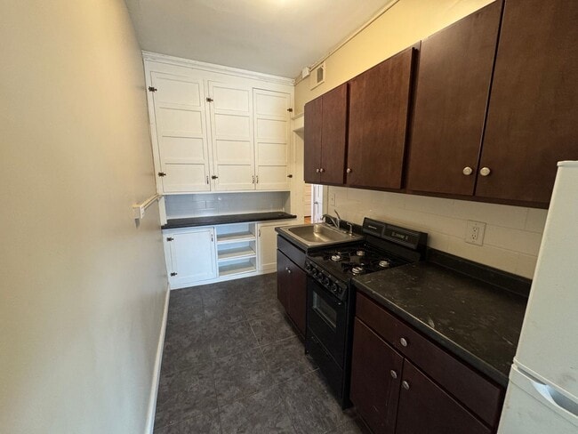 Building Photo - 1912 University Ave W Unit 1914 3