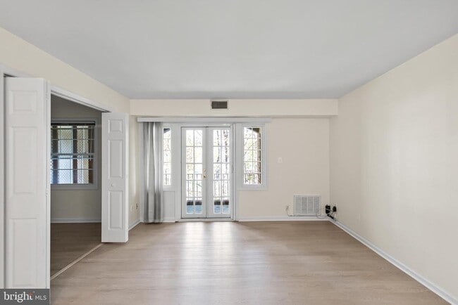 Building Photo - 8229 Kings Charter Ln Unit D