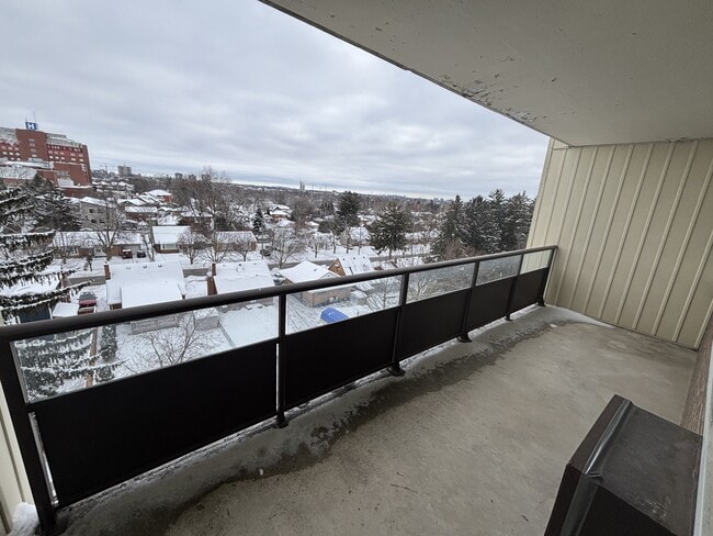 Photo - 1061 Queen's Blvd Unité 702