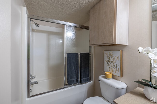 1BR, 1BA - 538SF - Bathroom
