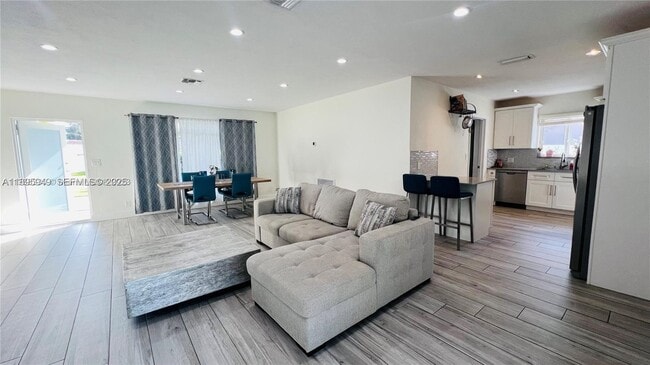 Photo - 911 N 14th Ave