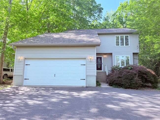 Building Photo - Welcome home!  Sought after Lake of the Woods!