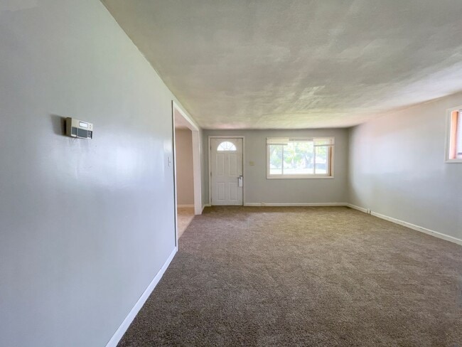 Building Photo - Spacious Three Bedroom Two Bath Home