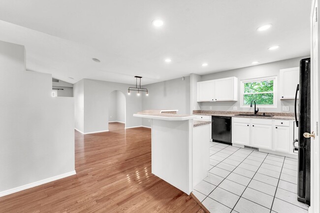 Photo - 709 E Apple Ridge
