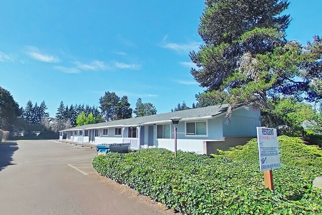 Building Photo - 2 Bedroom Apartment ~ Close to Campus ~ Sm... Unit 2750 SW Morris #3