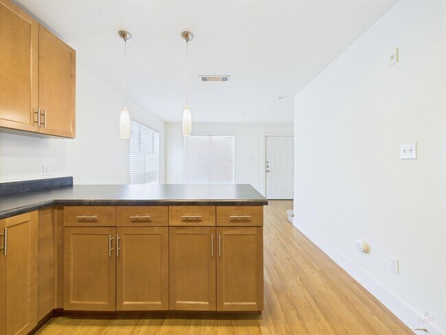 Photo - 711 W 32nd St Unidad 139