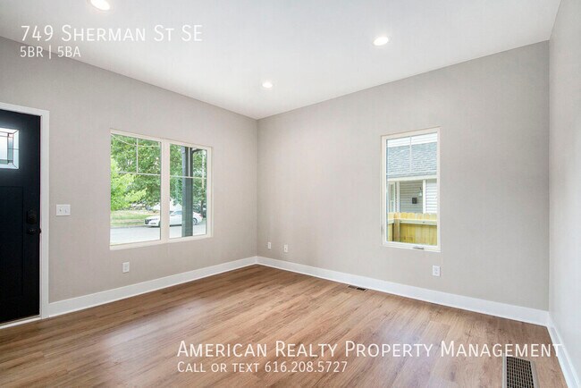 Photo - 749 Sherman St SE
