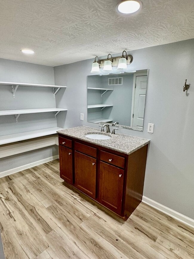 Photo - 102 Crabtree Dr