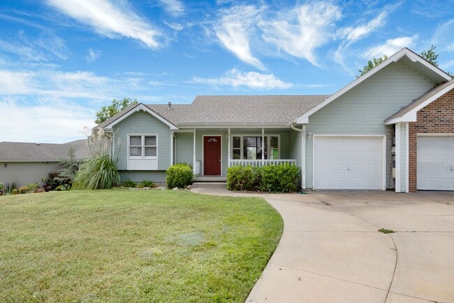 Photo - Large town house for rent!