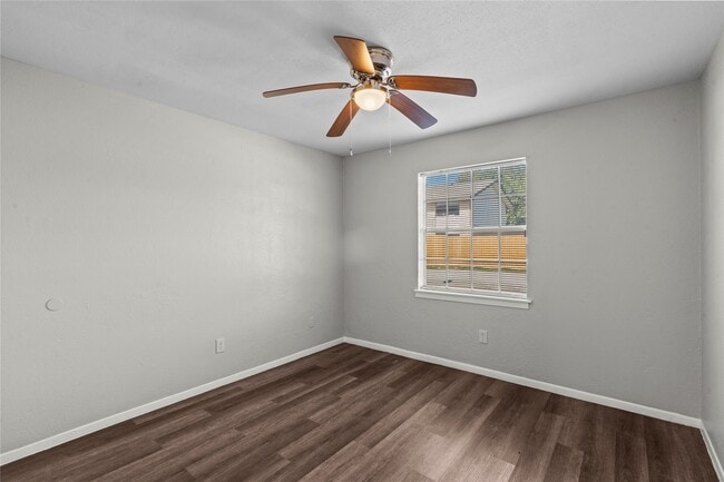 Building Photo - 2202 16th Ave N Unit 5