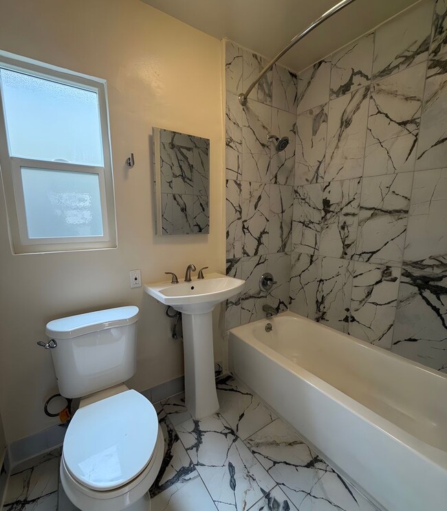 Photo - Luxuriously Renovated Bungalow Style 1 Bed / 1 Bath Apartment ~ Comes with Appliances, Parking, W... Unidad 4567 1/2