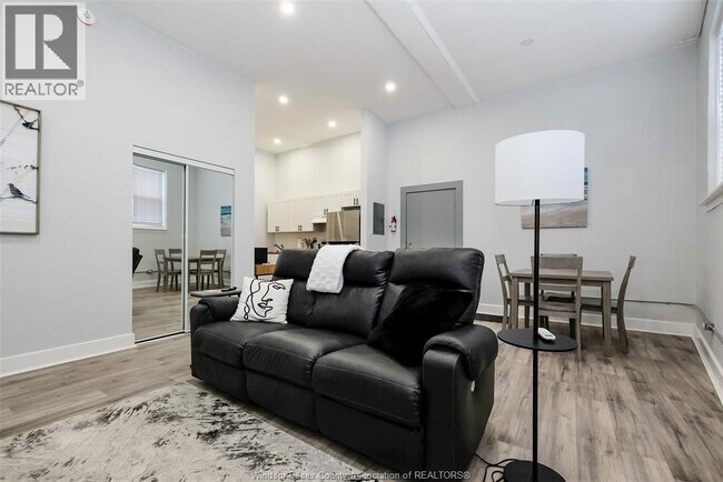 Photo - 493 University Ave W Unité 1